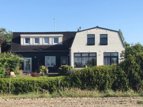 T Huuske tuinappartement met fantastisch uitzicht, nabij Zee